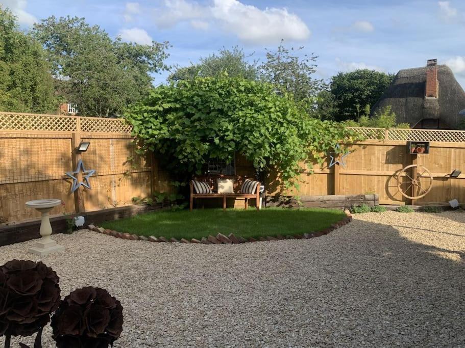 The Shack - Thatched Self Contained Annex Collingbourne Ducis Exterior foto
