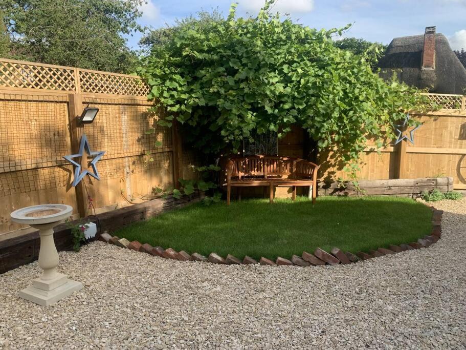 The Shack - Thatched Self Contained Annex Collingbourne Ducis Exterior foto